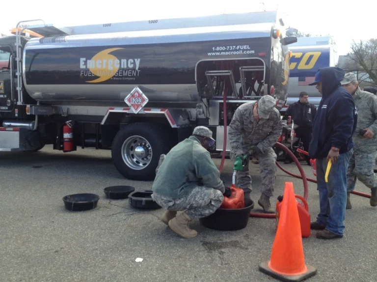 Service members containing a fuel spill